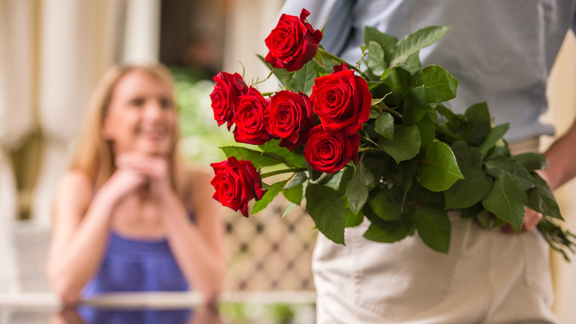 Romantischer Antrag mit Rosen