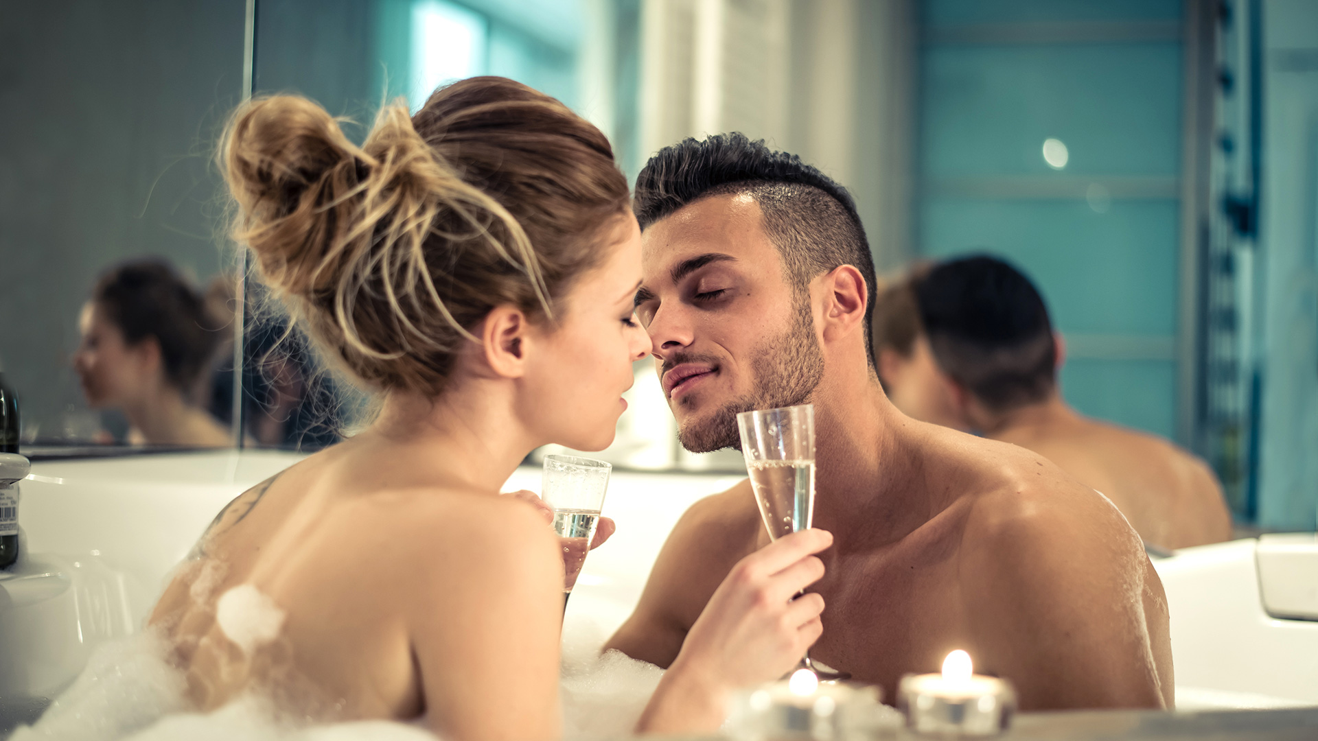 Paar mit Champagner im Whirlpool