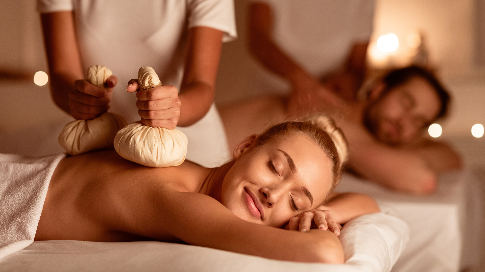 Wellness Massage junge Frau